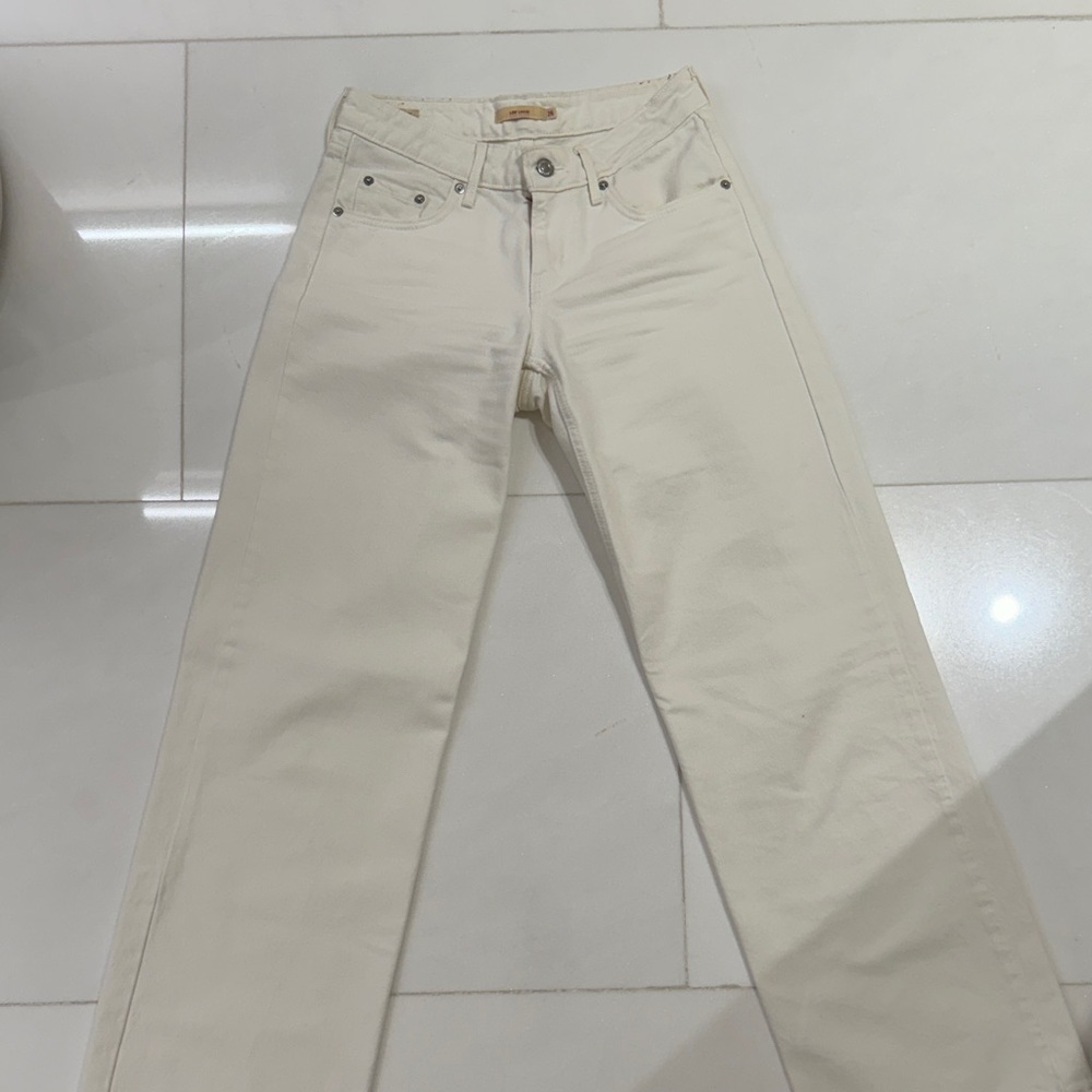 Levi’s cream low loose jeans size 26 have been worn a few times